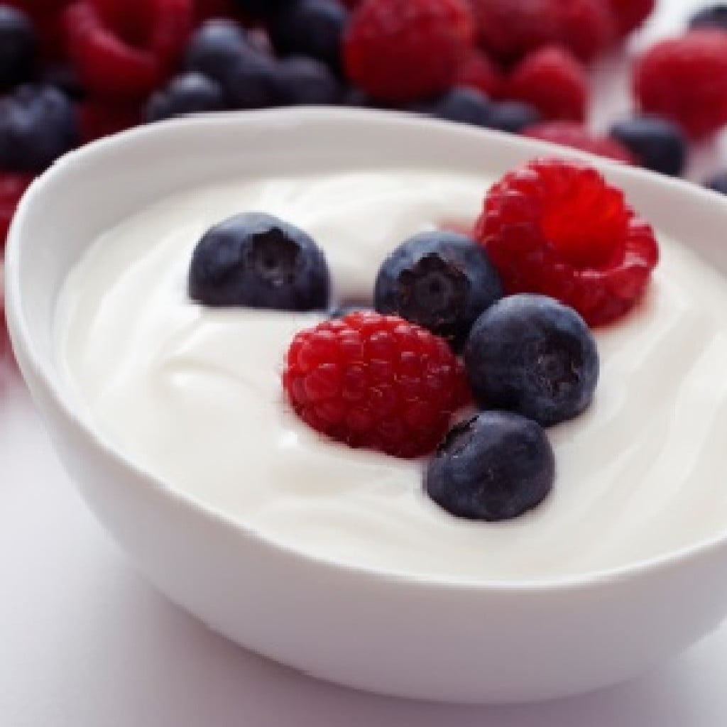 alimentos probioticos yogur y frutos rojos